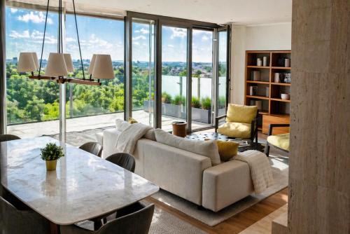 Regal Retreat: Luxurious Apartment with Schönbrunn Palace Panorama