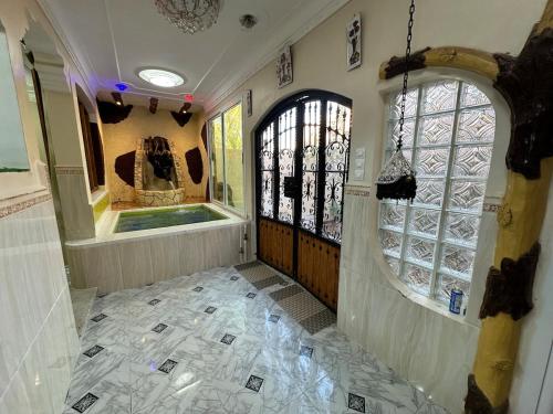 an empty room with a door and a window at Iqama Al-Nakhlah in Ghardaïa