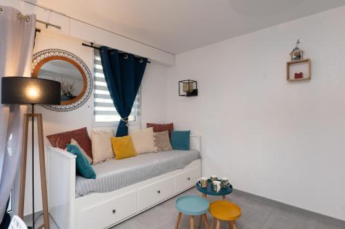 a living room with a couch and a window at Appartement Ty Avel in Quiberon