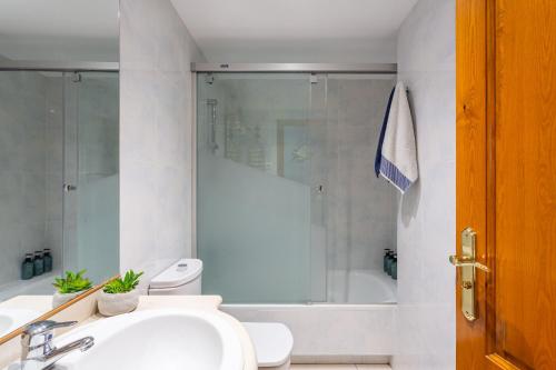 a bathroom with a shower and a sink and a toilet at Apartament Sant Antoni de Calonge in Sant Antoni de Calonge