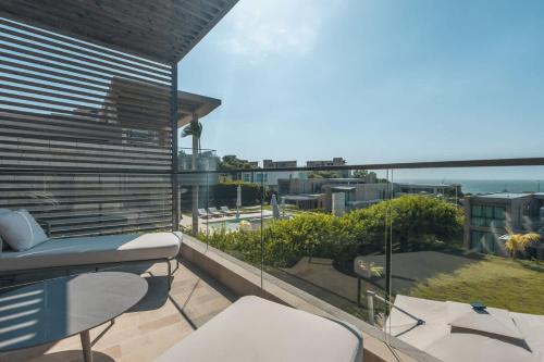 a balcony with chairs and a view of the ocean at Bright villa w pool & outdoor grill u303 in Barú