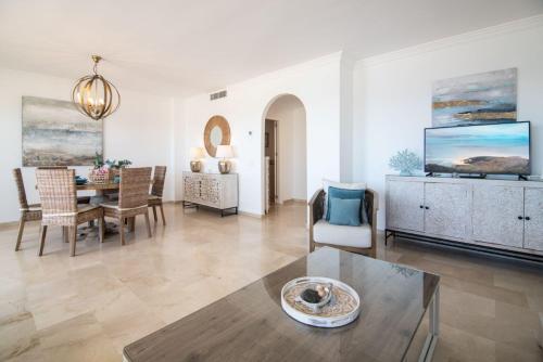 Beachfront PENTHOUSE - El MIRADOR DE BERMUDA BEACH