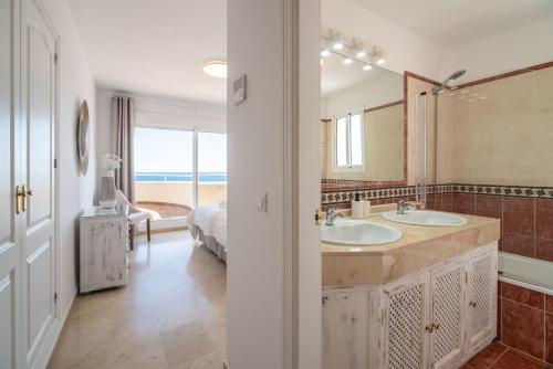 Beachfront PENTHOUSE - El MIRADOR DE BERMUDA BEACH