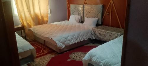 a hotel room with two beds and a bed sidx sidx sidx at Maison d'hôtes de Zaida in Zeïda