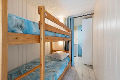 a bedroom with two bunk beds in a room at Gîte 4 Pers L'étoile De Mer in Apremont