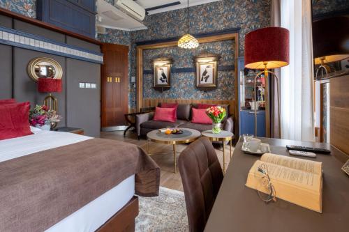ein Hotelzimmer mit einem Bett und einer Couch in der Unterkunft Hotel Golden Eagle in Levice