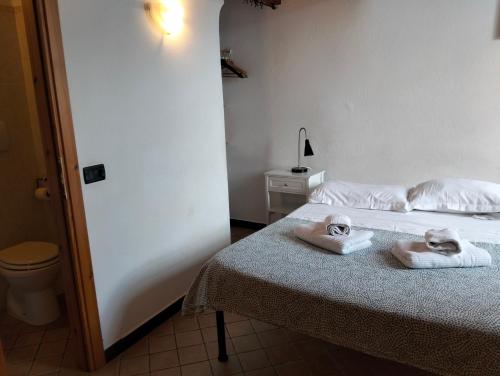 a bedroom with a bed with towels on it at La Ginestra in Corniglia