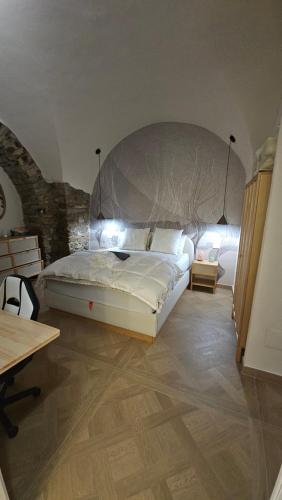 a bedroom with a large bed with a domed ceiling at Casa Vacanza Zhurian in Ginestra