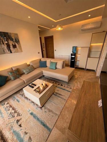 a living room with a couch and a table at Appt lux Hammamet Nabeul in Hammamet Nord