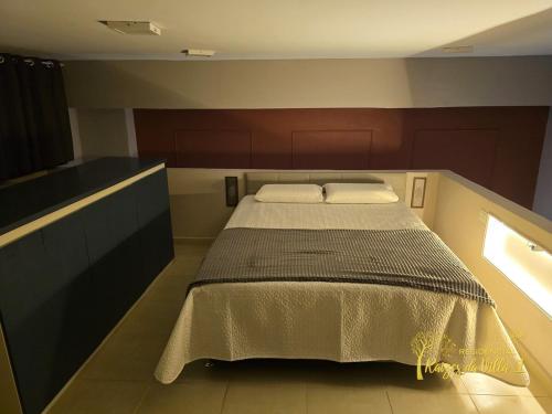 a bedroom with a large bed in a room at Studio Completo Próx aeroporto Guarulhos in Guarulhos