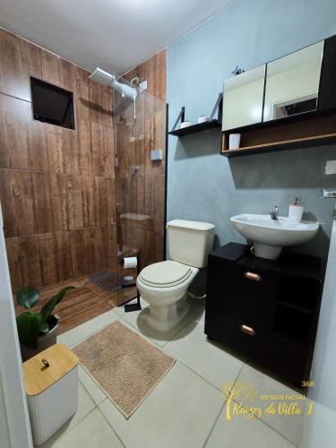 a bathroom with a toilet and a sink and a shower at Studio Completo Próx aeroporto Guarulhos in Guarulhos