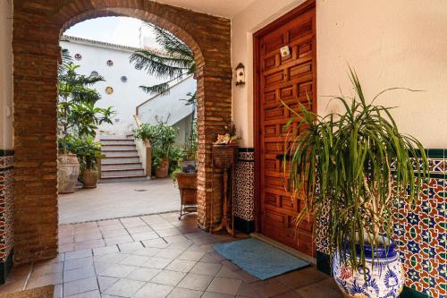 Cozy Retreat with Patio Steps from Alcázar