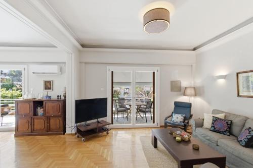 Spacious renovated flat in the Athens Riviera