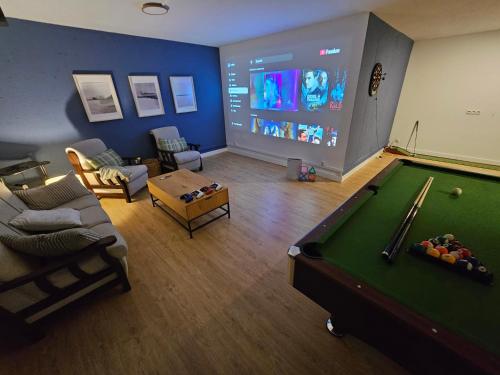 13 Guest Villa 3 min Walk to Beach BBQ Cinema Perfect for Groups