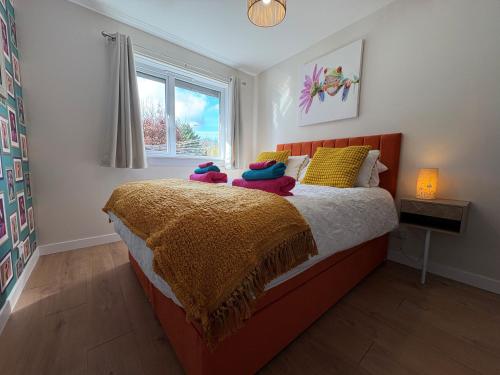 a bedroom with a bed with two stuffed animals on it at Stillrovin Cottage in Stirling