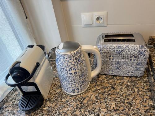 a kitchen counter with a blender and a toaster at Apartamento La Sabina in Reinosa