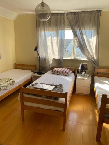 a bedroom with two beds and a window at Central Villa Hultsfred Vimmerby in Hultsfred