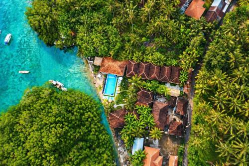 an aerial view of a resort in the middle of the ocean at Alinn Villas in Nusa Lembongan