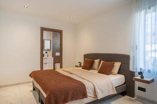 a bedroom with a large bed and a mirror at Villa belle rive RdC 3 chambres in Sévrier