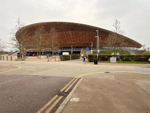 an empty parking lot in front of a large building at 2-Bedrooms Modern Apartment next to Velodrome, Lounge, Balcony, Parking, ABBA in London