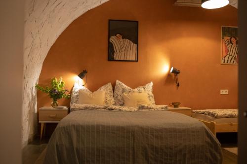 a bedroom with a bed with white pillows at TÉGED VÁRTALaK in Dörgicse