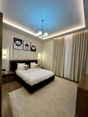 a bedroom with a large bed in a room at Appartement LA SCENE DU CENTRE ANNABA in Annaba
