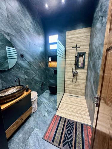 a bathroom with a sink and a toilet and a tub at Appartement LA SCENE DU CENTRE ANNABA in Annaba