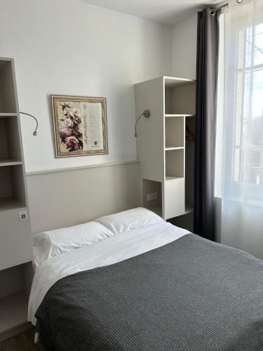 una camera da letto con un letto e una finestra di La Garance a Bédoin