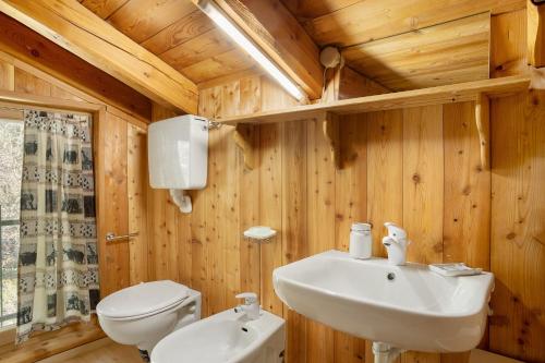 a bathroom with a white sink and a toilet at Loft Panorama By Immobilux in Rabbi