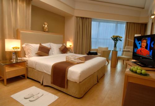 Weihai Haiyue Jianguo Hotel tesisinde bir odada yatak veya yataklar