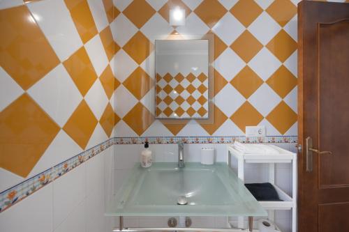 a bathroom with a sink and a mirror at Casa Familiar La Lobita 2 in Conil de la Frontera