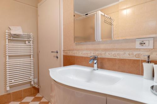 a bathroom with a white sink and a mirror at Villa Benaco in Pozzolengo