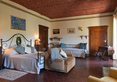 a bedroom with two beds and a couch at Il Maggese in Cortona