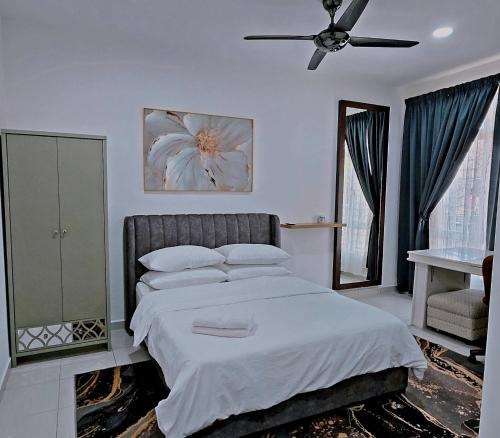 a bedroom with a bed and a ceiling fan at Homestay DAR AL - JUFRY fully aircond in Kuantan