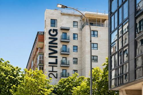 a building with a sign on the side of it at Apartamentos 2H LIVING in León