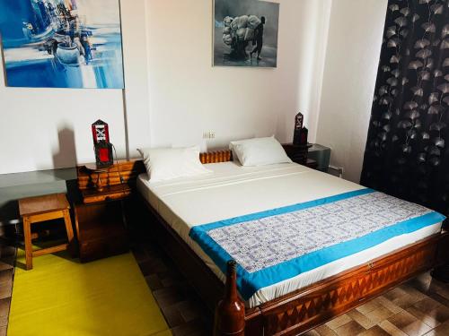 a bedroom with a bed in a room at Hotel Chez Fanny in Palimé