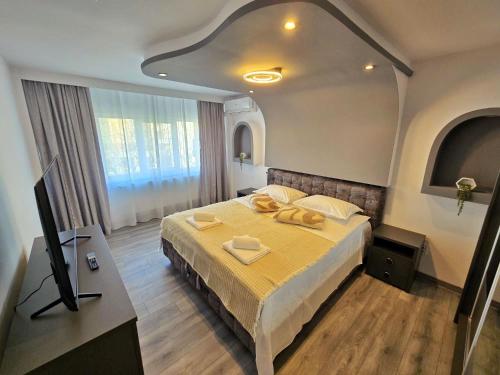 ein Schlafzimmer mit einem Bett, auf dem zwei Handtücher liegen in der Unterkunft BlueBee Hive in Orăştie