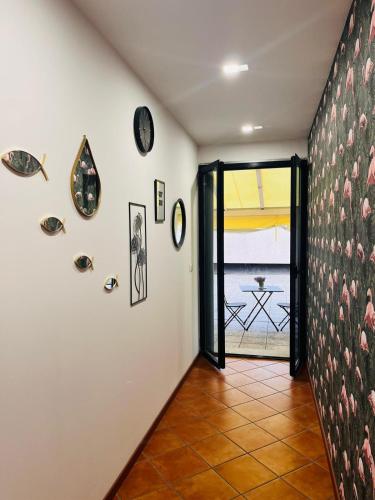 a hallway with a door open to a patio at Affittacamere Cà Bianca in Casa Rossa