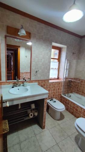a bathroom with a sink and a tub and a toilet at La casa del Torreón in San Isidro