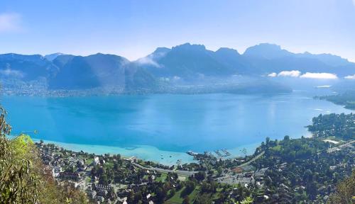 Les Glycines Spacieux appartement 6 pers avec Jardin à 200m du Lac