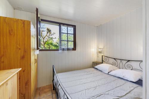 a bedroom with a bed and a window at L'Océane in Apremont