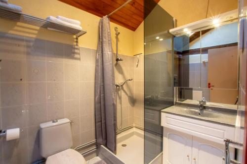 a bathroom with a shower and a toilet and a sink at Domaine de pommarede in Carsac-Aillac