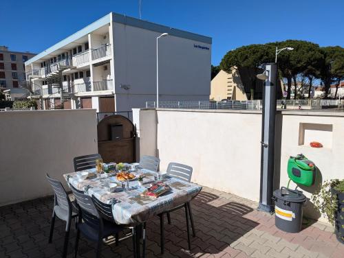 Sol-y-Days California, Superbe appartement rénové en RDC avec Parking, belle terrasse ombragée, à 200m de la plage