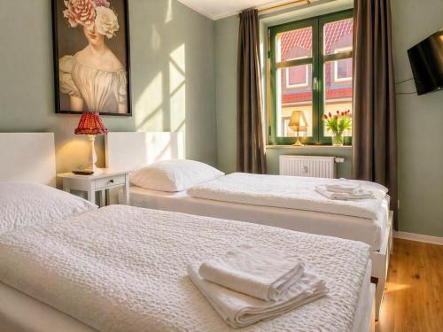 a bedroom with two beds with towels on them at Zentrale Ferienwohnung am Bad Muskauer Park 2 Schlafzimmer Parkplatz Top Lage in Bad Muskau