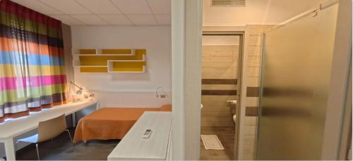 a small room with a bed and a shower at Campus Circuito 71 - Casa per Ferie in Pescara