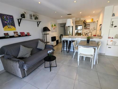 Sol-y-Days California, Superbe appartement rénové en RDC avec Parking, belle terrasse ombragée, à 200m de la plage