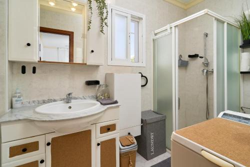 a bathroom with a sink and a shower at Apartamento Bellavista Torrox Park in Torrox