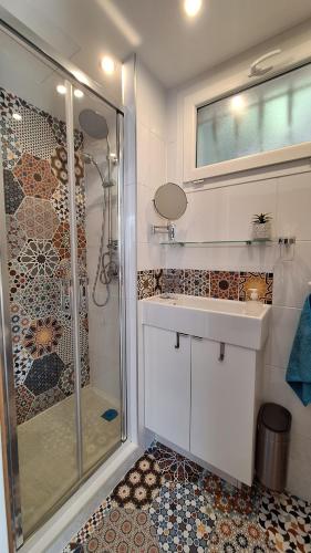 a bathroom with a shower and a sink at Petite Maison indépendante. in Béziers