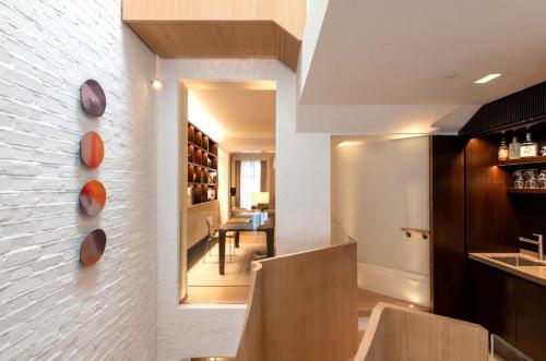 a dining room with a white brick wall at Elegant Luxury Flat Regent s Park in London