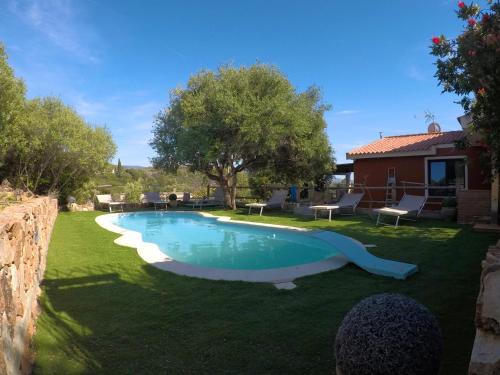 ein Swimmingpool im Garten eines Hauses in der Unterkunft Su Kiniperu in Maracalagonis